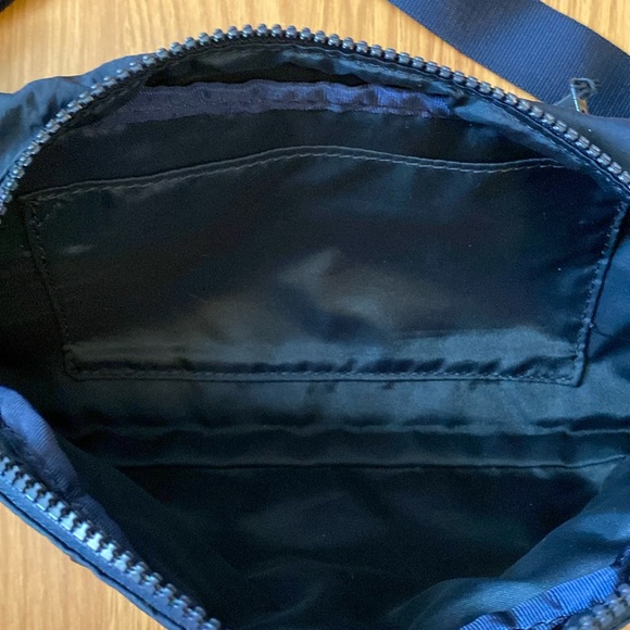 ❤️ Lululemon On The Beat Belt Bag *4.5L Dark Blue - Picture 9 of 9